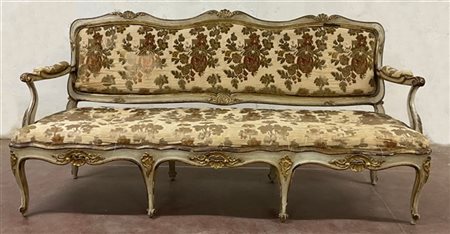 Divano in legno intagliato laccato e dorato, schienale sagomato, braccioli e ga