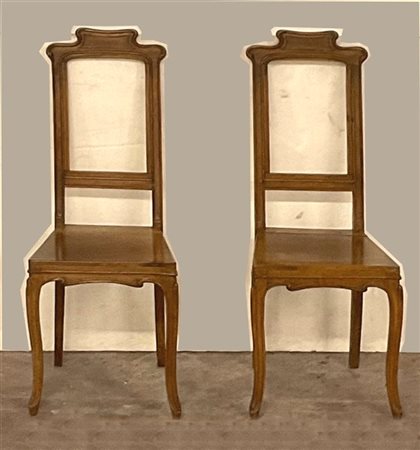 Lotto composto da un tavolino da salotto di forma mossa in legno intagliato (cm