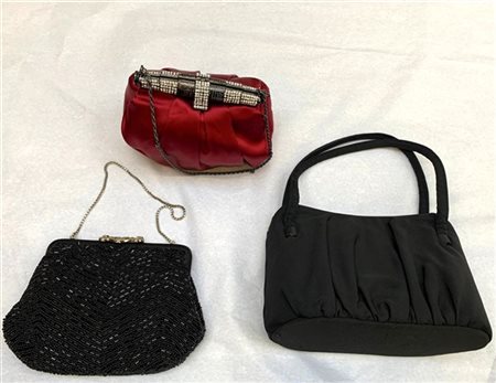 PIROVANO e anonimi
Lotto di tre borsette da sera di diversi colori in gros, ras