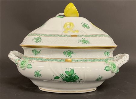 Manifattura ungherese Herend, zuppiera biansata in porcellana dipinta a motivi