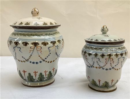 Lotto composto da due vasi da farmacia decorati in policromia con foglie e fest