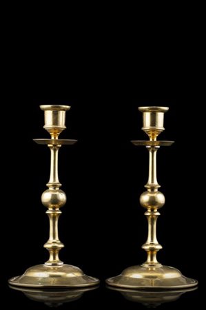 Coppia di candelieri in metallo dorato con fusto a balaustro (h. cm 23) (lievi