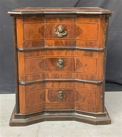 Comoda ad un'anta con fronte in linea spezzata in legno lastronato e filettato,