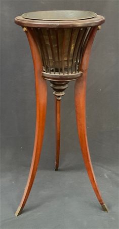 Portavaso tripode in legno lastronato in mogano, gambe a sciabola decorate all'