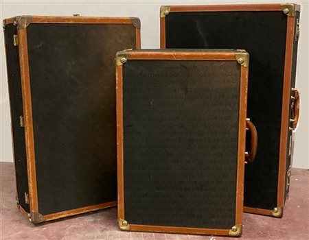 Set di tre valigie in tessuto nero con profili in cuoio color tabacco (difetti)