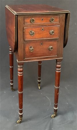 Tavolino da lavoro con piano ad alette in legno lastronato in mogano. Fronte a