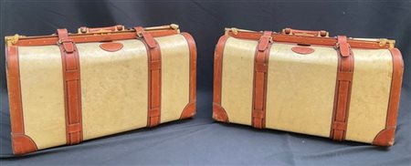 Lotto composto da due borsoni in pergamena con profili in cuoio color tabacco,