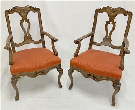 Coppia di poltrone in noce con schienale intagliato a giorno a losanga, cartell