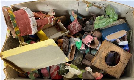 Cartone contenente numerose figure da presepe in terracotta policroma e modelli