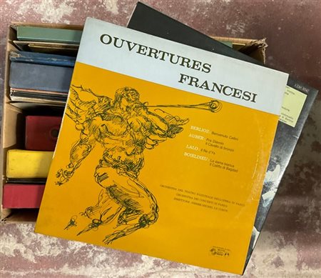 Cartone contenente numerosi vinili in custodie di generi musicali differenti (d