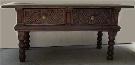 Antico tavolo basso a due cassetti in legno intagliato a motivi geometrici, gam