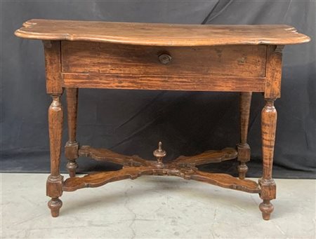 Tavolo da parete in noce con piano sagomato ad un cassetto nella fascia, gambe