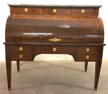 Scrivania a rullo lastronata in mogano, parte superiore a tre cassetti, scaraba