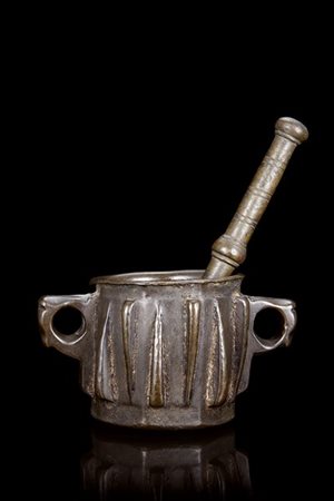 Antico mortaio biansato in bronzo costolato con pestello (cm 9x15x8) (lievi dif