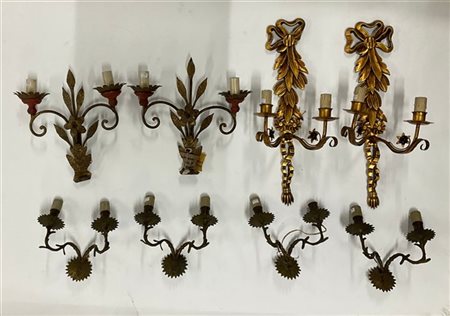 Lotto di otto applique a due luci in ferro e legno di fatture ed epoche differe