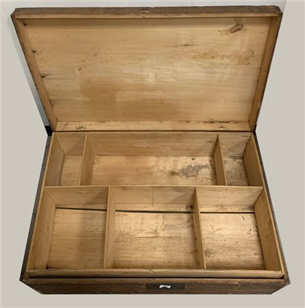Scatola in legno con ripiano interno e chiave (cm 70 circa) (difetti e segni d'