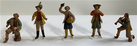 Cartone contenente numerose figure da presepe in terracotta policroma di divers