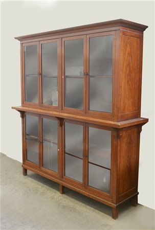 Libreria lastronata in mogano a due corpi ad otto ante. Parte superiore con cap