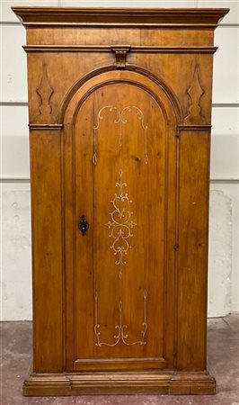 Armadio in legno ad un'anta centinata e sormontata da piccola mensola, pannello