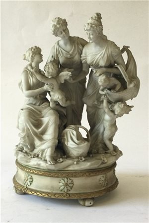 Gruppo plastico in biscuit con base parzialmente dipinta raffigurante "tre Graz