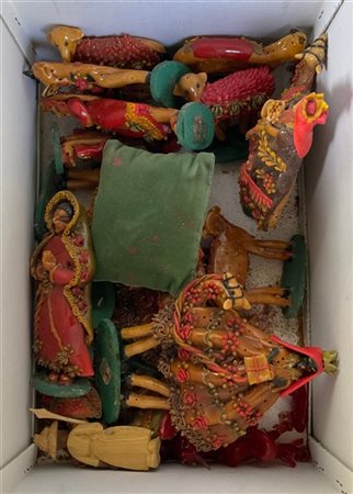 Cartone contenente numerose figure da presepe in legno, vetro e altri materiali