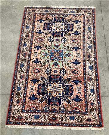 Tappeto orientale, manifattura recente. Decoro caucasico con medaglione a croce