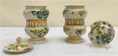 Lotto composto da due antichi vasi da farmacia in maiolica policroma. Decorati