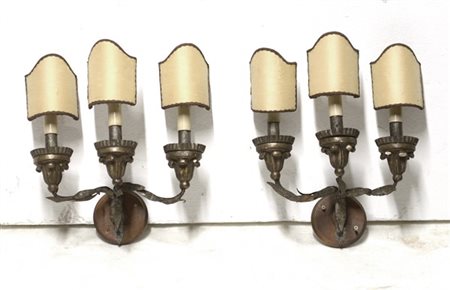 Coppia di antiche appliques a tre luci in ferro e legno intagliato e dorato (cm