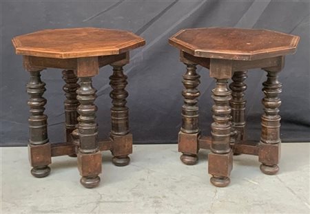 Coppia di sgabelli ottagonali in legno con gambe a rocchetto unite da traverse