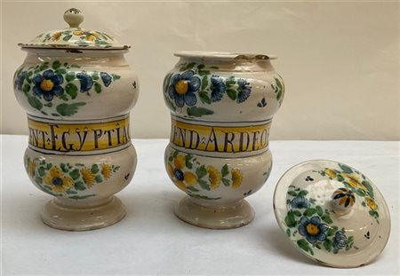 Lotto composto da due antichi vasi da farmacia in maiolica policroma. Decorati