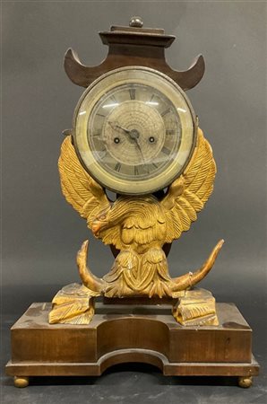 Pendola in legno sorretta da un'aquila dorata, quadrante argentato a numeri rom