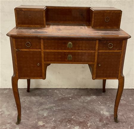 Scrittoio intarsiato a marqueterie, con tre cassetti e due sportelli laterali,