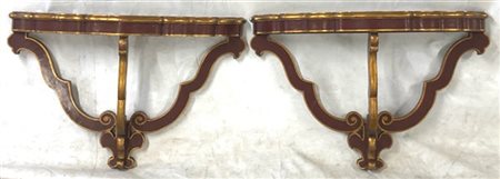 Coppia di console pensili in legno laccato bordeaux con profili dorati, sostegn