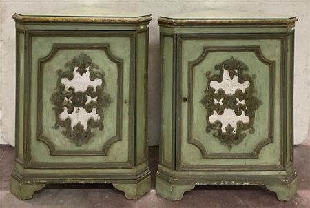 Coppia di antiche angoliere in legno laccato verde con sportello centrato da vo