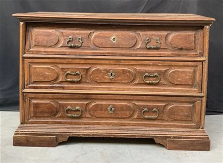 Cassettone in noce a due cassetti sotto un'anta ribaltabile celante quattro tir