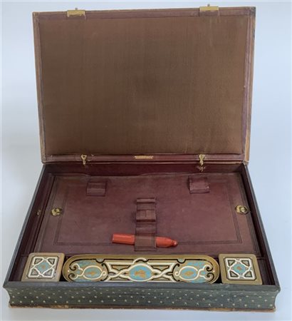 Set da scrittoio da viaggio con custodia in pelle impressa in oro con fregi in