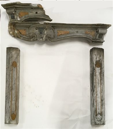 Camino in marmo con mensola mossa scolpita a volute, inserti di marmi different