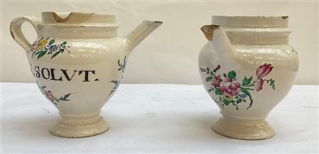 Manifattura di Pesaro. Coppia di antichi versatoi in maiolica decorati in polic