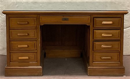 Scrivania da ufficio a otto cassetti laterali più uno sottopiano, piano in fint