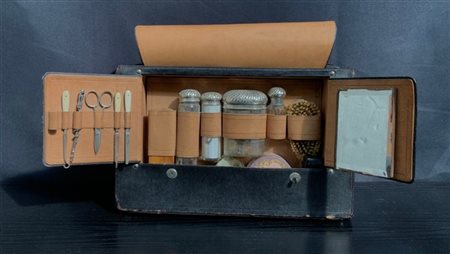 Valigetta da viaggio in saffiano nero con scomparto toilette laterale, completo