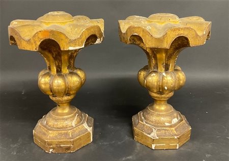 Coppia di antichi elementi decorativi in legno dorato a forma di vasi su base o
