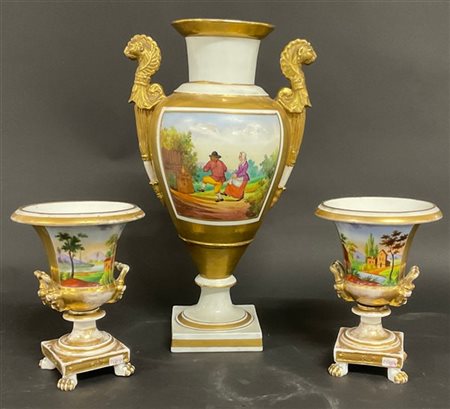 Lotto composto da una coppia di vasetti biansati con piedi ferini e un vaso sin