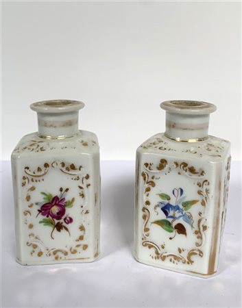 Manifattura francese del secolo XIX, coppia di bottiglie in porcellana dipinta