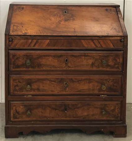 Ribalta con fronte a tre cassetti di cui i due superiori uniti in unico sportel