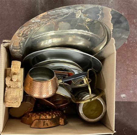 Lotto di tre cartoni contenenti bicchieri ed altri oggetti di materiali differe