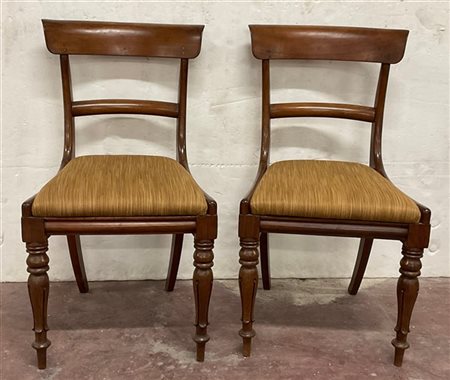 Coppia di sedie con schienale a giorno con gambe anteriori tornite e posteriori