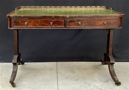 Scrittoio in legno lastronato con due cassetti nella fascia, piedi intagliati e