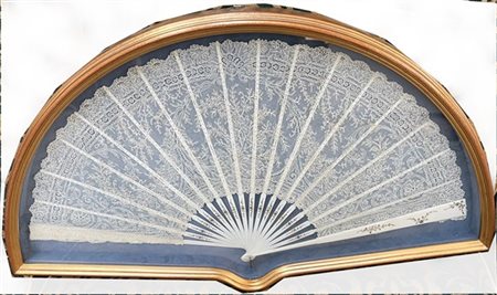 Ventaglio con pagina in pizzo bianco Valencienne, stecche in materiale bianco i
