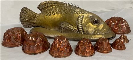 Lotto composto da una pesciera in metallo a forma di scorfano con occhi in past