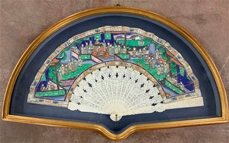 Ventaglio con stecche traforate e incise, pagina in carta dipinta con scene di